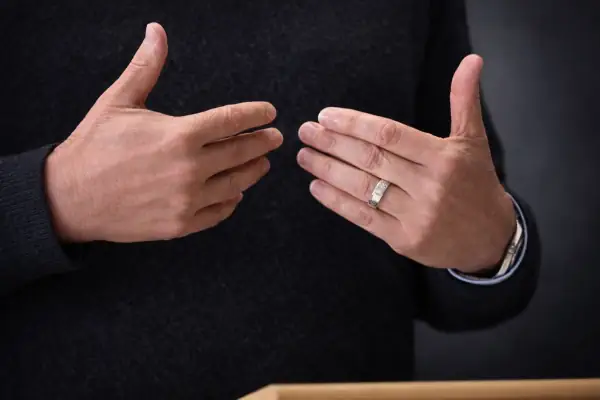 Dove mettere le mani quando parli in pubblico
