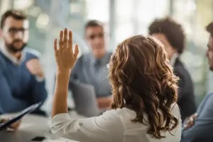 Timido in riunione? Ecco come parlare al lavoro con più sicurezza e autorevolezza