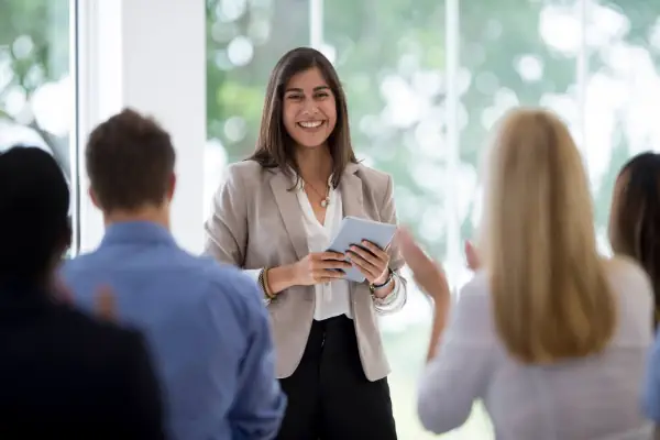 Corso di public speaking: cosa cambia davvero in chi lo frequenta e perché leggere un libro non basta