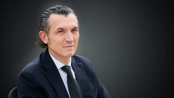 Il coraggio dell’autenticità: il percorso umano e professionale di Omar Selvi